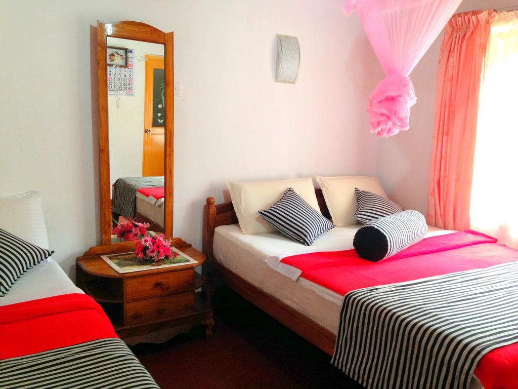 Eeshani Guest Inn Ела Екстериор снимка