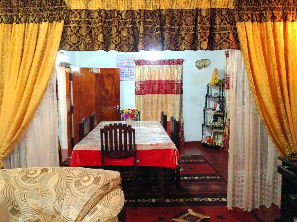 Eeshani Guest Inn Ела Екстериор снимка